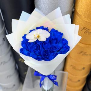25 Fresh Blue Roses With Orchid